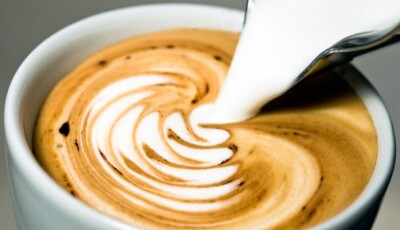 So gelingt die Kunst von Latte Art - Latte Art
