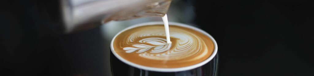 Kaffee für Cappuccino und praktisches Zubehör